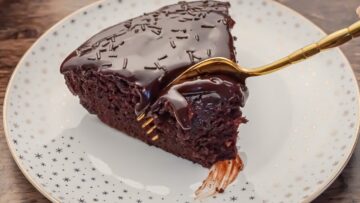 بدون بيض كيكة الشوكولاتة في الطاسة لذيذة وشهية بسهولة ولا وقت ولا مجهود