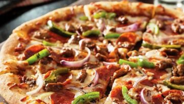 بيتزا المحلات في المنزل بأسهل طريقة وأطرى عجينة بطعم مميز ورائع