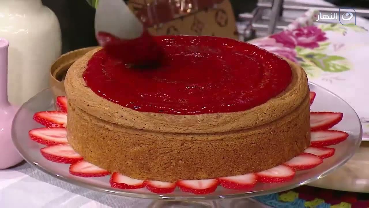 بمكونات سهلة وبسيطة.. كيفية عمل كيكة الفراولة في المنزل!! 5 بمكونات سهلة وبسيطة.. كيفية عمل كيكة الفراولة في المنزل!!