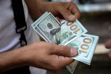 سعر الدولار في البنوك بنهاية التعاملات أمام الجنيه المصري
