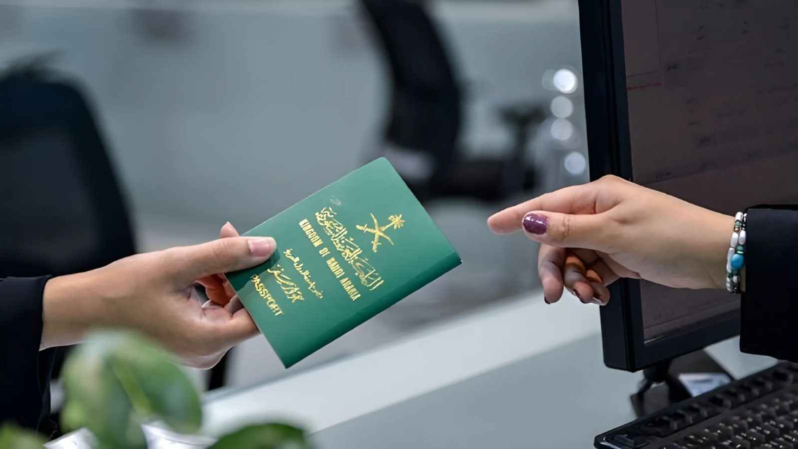 كيفية تمديد تأشيرة الخروج والعودة عبر منصة أبشر إلكترونياً وخطوات الاستعلام عن صلاحية الإقامة