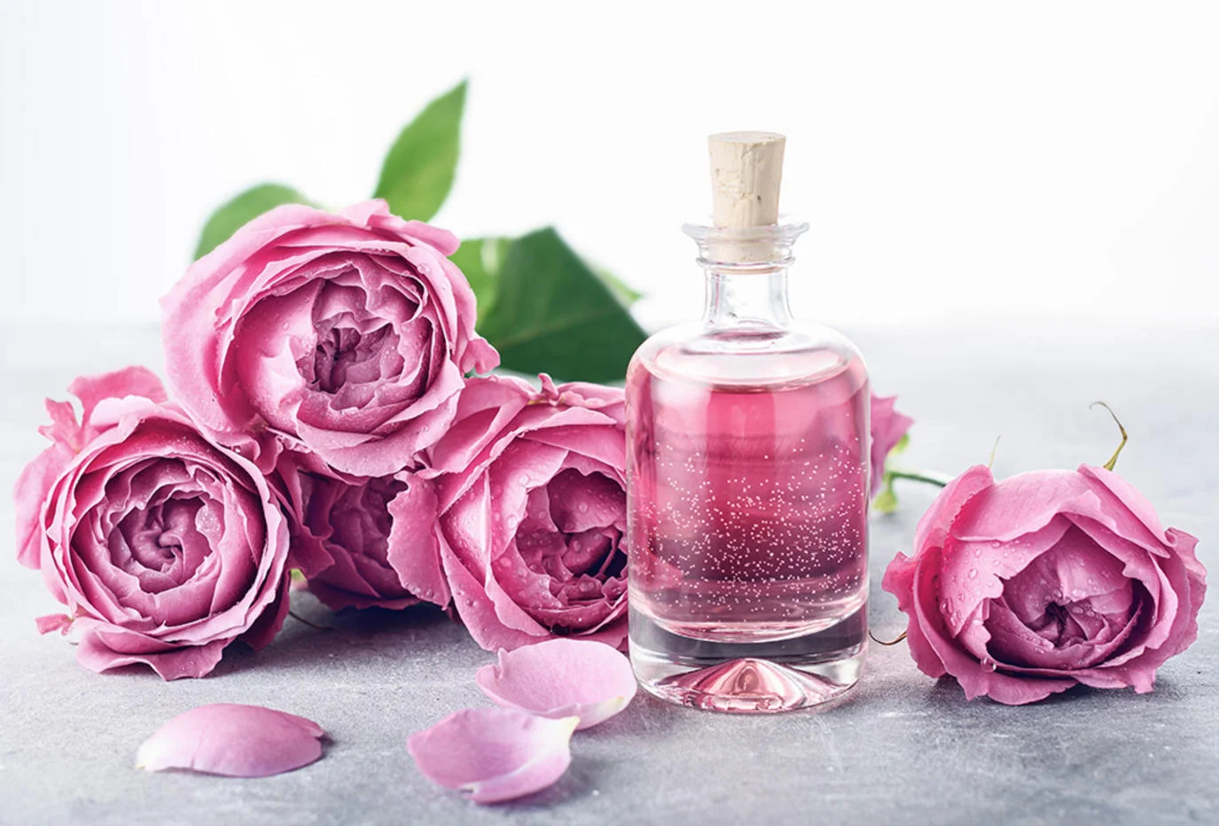 طرق تنظيف البشرة بماء الورد وفوائد تنظيفها
