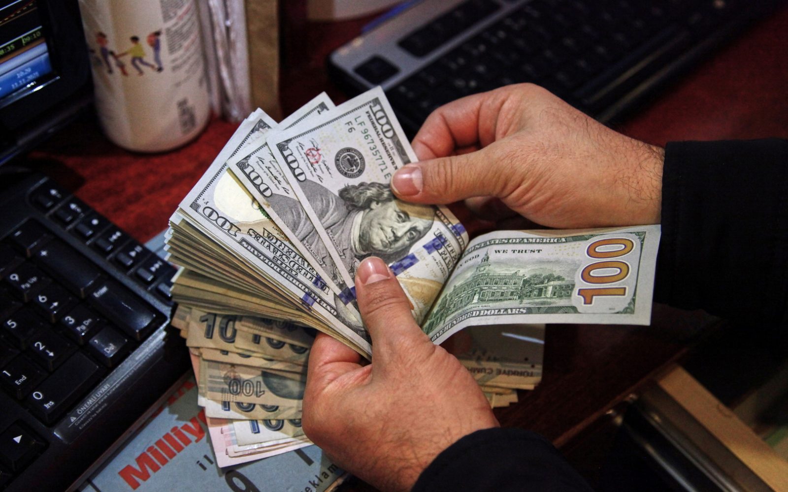 الدولار بكام الآن... سعر الورقة الخضراء في الينوك اليوم الأحد 12 مايو 2024 5 الدولار بكام الآن… سعر الورقة الخضراء في الينوك اليوم الأحد 12 مايو 2024
