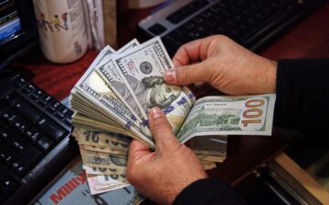 الدولار يواصل التراجع أمام الجنيه المصري في البنوك في أحدث التعاملات