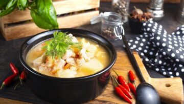 طريقة عمل شوربة الدجاج والشوفان بزيت الزيتون في المنزل