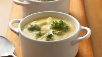 مذاقها رائع.. طريقة عمل شوربة القرنبيط بالجبن بمكونات سهلة وخطوات بسيطة