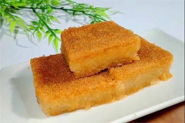 بكوب ماء و 3 أكواب سميد.. طريقة عمل صينية بسبوسة