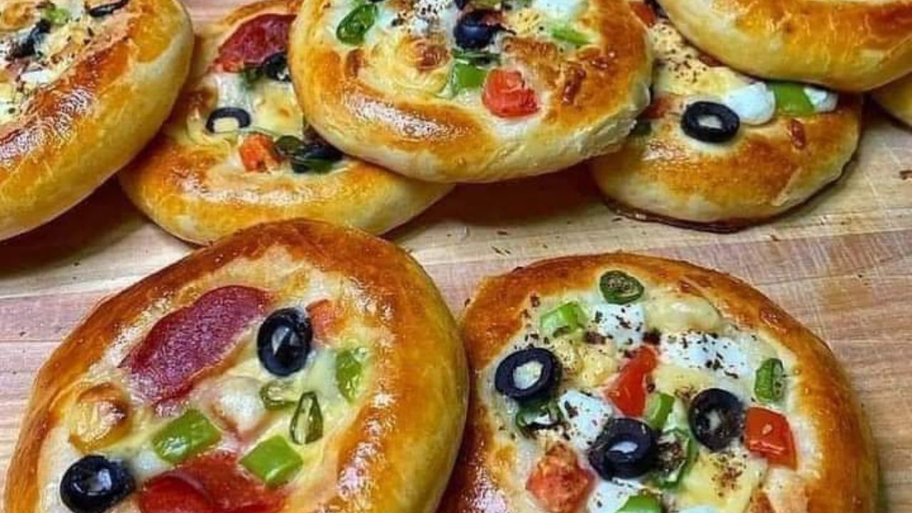 وجبات خفيفة وشهية لسهرة ممتعة.. تعرف على طريقة عمل الميني بيتزا في المنزل 5 وجبات خفيفة وشهية لسهرة ممتعة.. تعرف على طريقة عمل الميني بيتزا في المنزل