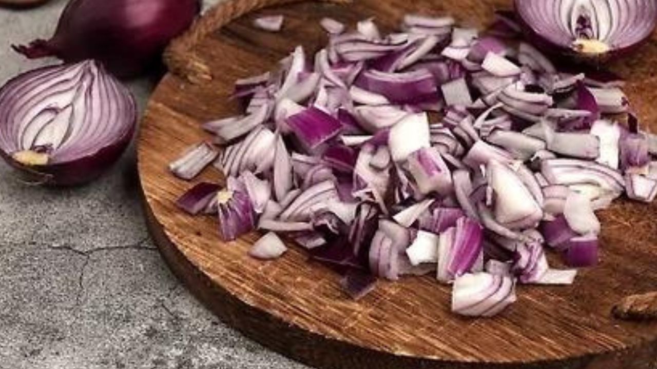 فرزي وريحي عينك من الدموع .. طريقة تفريز البصل مفروم أو حلقات في الفريزر بوصفات مضمونة