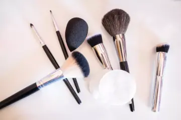 بأدوات بسيطة وحيل سهلة.. طريقة تنظيف أدوات المكياج الخاصة بك