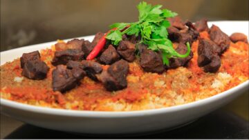 طعم يجنن بريحة زمان| طريقة عمل الفتة علي أصولها بالخل والثوم مع اللحمة المحمرة