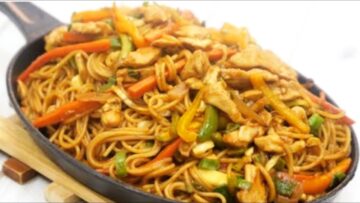 طريقة عمل النوديلز الصيني بالدجاج والخضروات بأسرع طريقة وأحلى طعم