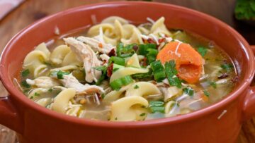 طريقة عمل شوربة الدجاج والنودلز بطعمها الغني الرائع بالخطوات