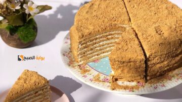 طريقة عمل كيكة العسل بالكريمة بنص كوباية سكر بس هتوفرلك كتير وطعمها حكاية