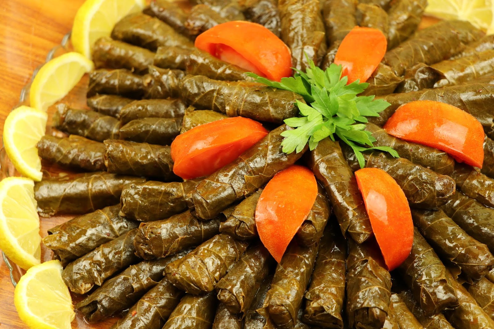 طريقه عمل محشي ورق العنب بخطوات سهلة بسر الخلطة الشهية