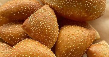 فطائر الشاي الهشة بالسمسم بعجينة قطنية حضريها في دقايق