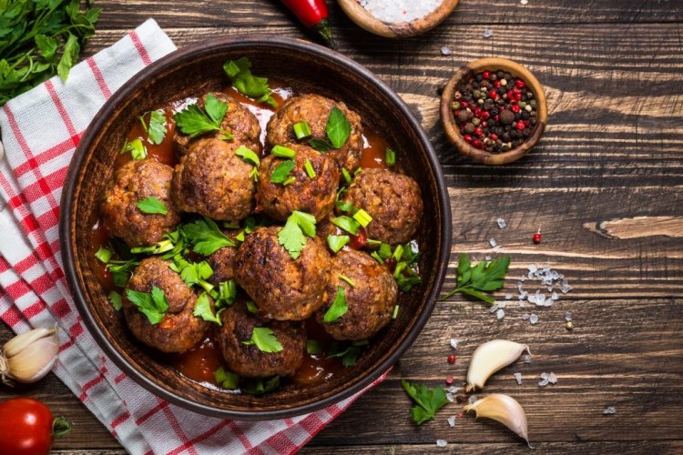 طريقة ومكونات تحضير كرات اللحمة المفرومة سادة وبالشوفان
