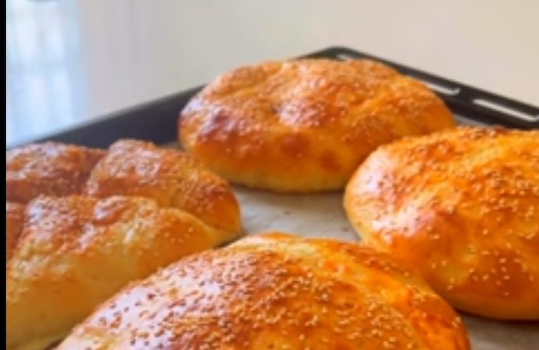 طريقة بسيطة لعمل خبز الجبن بالزبدة بقوام هش ورائع 5 طريقة بسيطة لعمل خبز الجبن بالزبدة بقوام هش ورائع