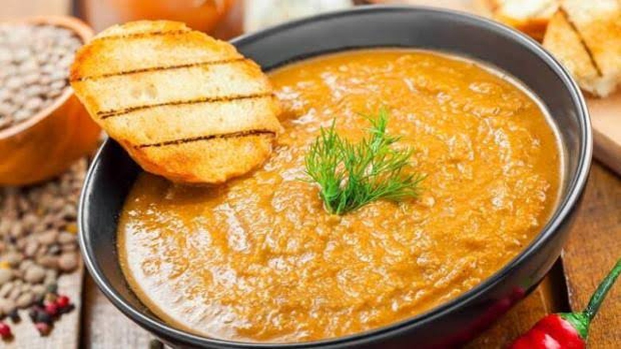 على غرار أشهر المطاعم.. طريقة تحضير شوربة العدس بالشرعية على أصولها بمذاق رائع