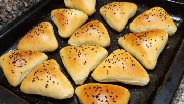 بكل سهولة فطائر الجبنة الهشة بعجينة قطنية للفطار الخفيف والسريع بأحلى طعم 