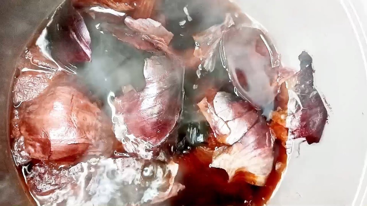 ارمي قشر البصل في الماء المغلي كنز في بيتك ضاع عمرنا منعرفش استخدامه وفوائده السحريه