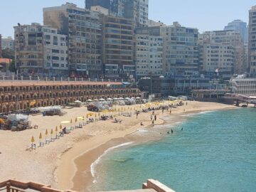 الحق قبل الزحمة وبأقل الأسعار.. أجمل الشواطئ في اسكندرية ومطروح