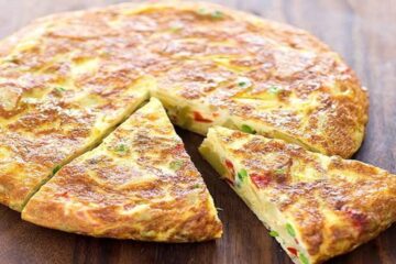 طعمها لذيذ ورائعة لوجبة الفطار.. طريقة تحضير العجة بالبيض بمكونات اقتصادية
