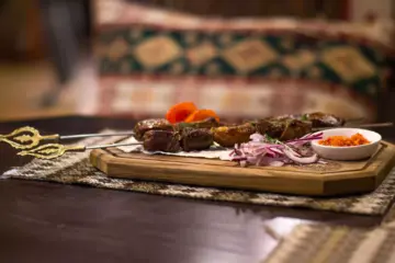 بالعسل أو الصويا صوص .. طريقة عمل اللحمة المشوية على الفحم
