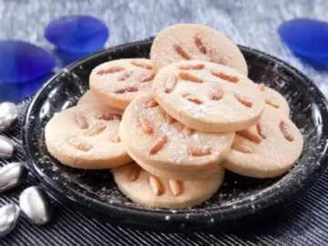 طريقة عمل بسكويت الزنجبيل بالصنوبر بطعم رائع خيالي