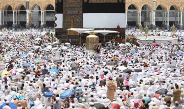 مدبولي يأمر بسحب تراخيص 16 شركة سياحة بسبب رحلات الحج الغير شرعية 