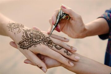 مش هتحتاجي لكوافير تاني.. طريقة رسم الحنة في البيت بنفسك بدون ما تحتاجي للكوافير