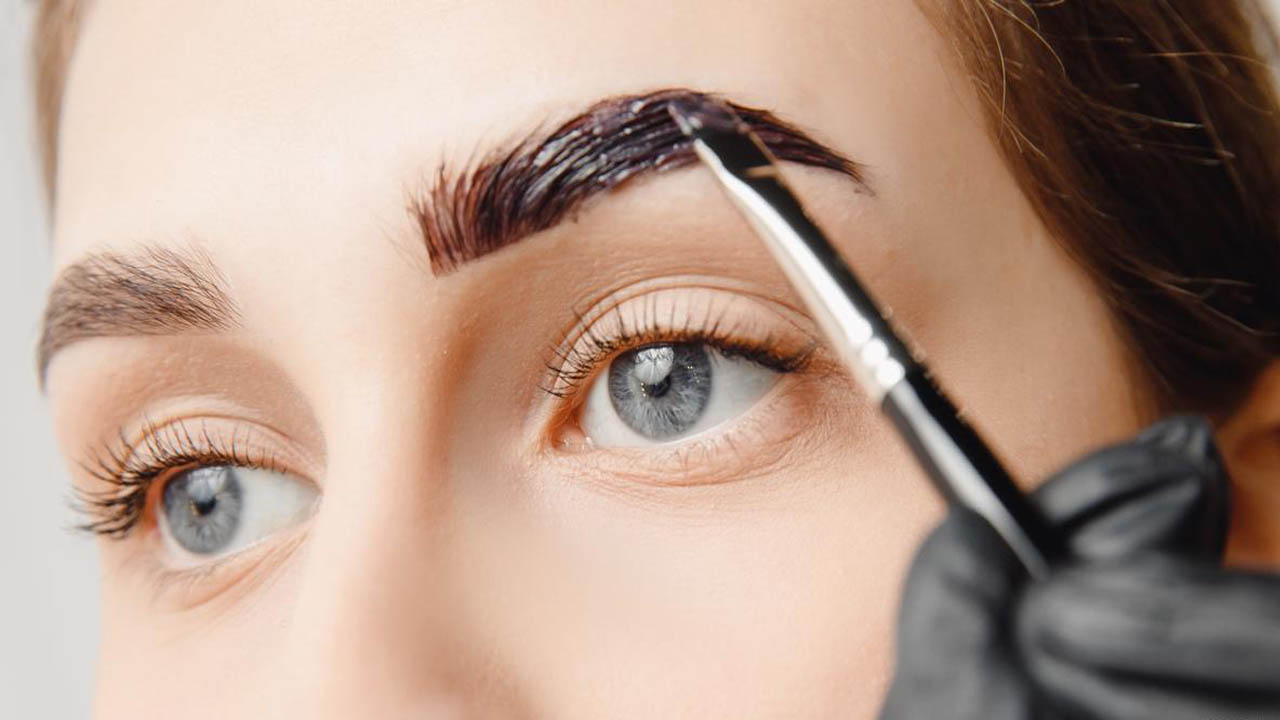 استمتعي باجمل شكل وجاذبية بحواجب مرسومة وجميلة.. استخدمي خلطة الحناء الرائعة لصبغ الحواجب بخطوات سهلة ونتيجة مذهلة 5 استمتعي باجمل شكل وجاذبية بحواجب مرسومة وجميلة.. استخدمي خلطة الحناء الرائعة لصبغ الحواجب بخطوات سهلة ونتيجة مذهلة