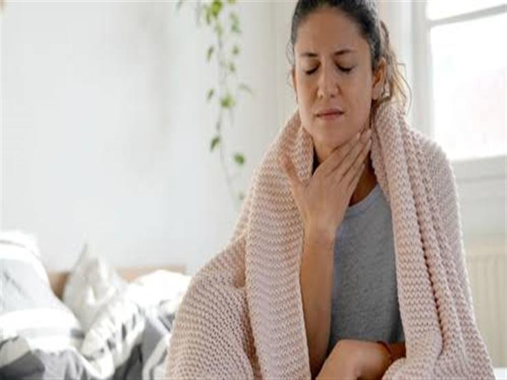 هي السبب فخد بالك.. عادة شائعة تصيبك بنزلات البرد بشكل مستمر