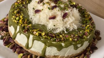 بطعم خيالي.. طريقة عمل كيك البستاشيو بالجبن الكريمي