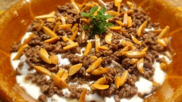 اعمليها وابهري أسرتك.. طريقه عمل فتة اللحم باللبن الرائعة في البيت بمكونات متوفره