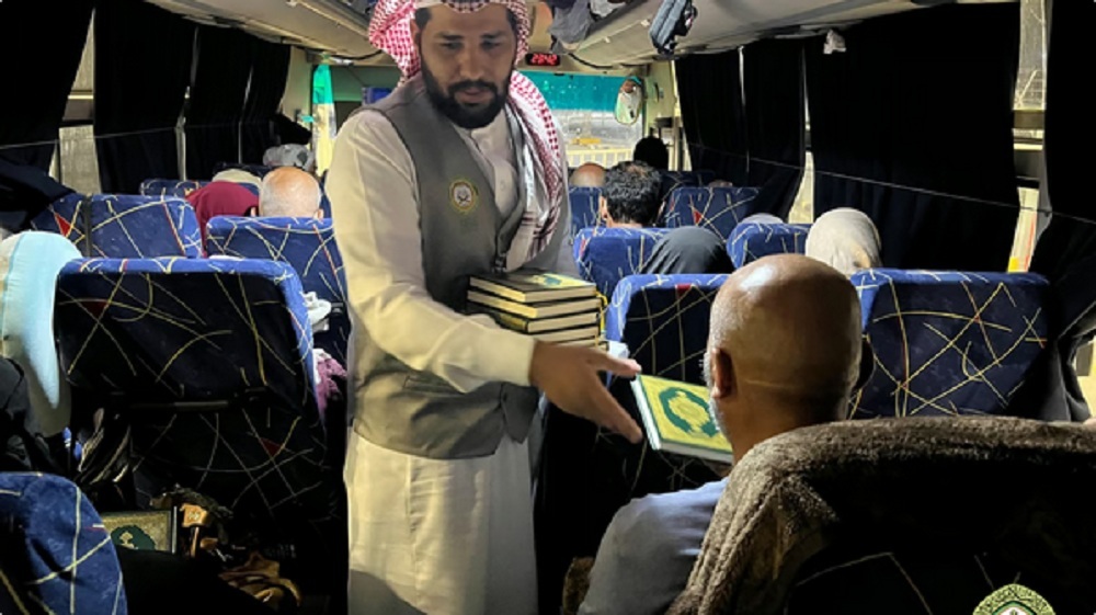 توزيع هدية خادم الحرمين على الحجاج المغادرين عبر منفذ الحديثة 5 توزيع هدية خادم الحرمين على الحجاج المغادرين عبر منفذ الحديثة