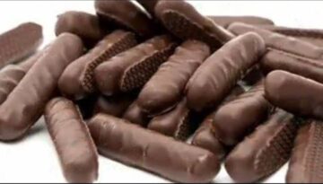 بسكويت اصابع الشوكولاتة اعمليه بخطوات سهلة وسريعة وبيذوب في الفم
