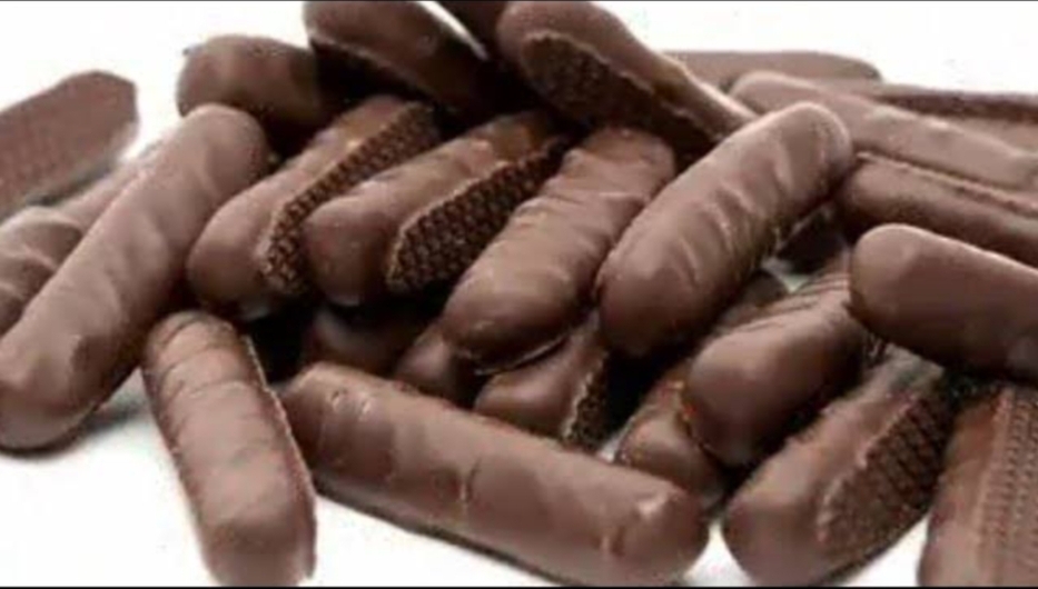 بسكويت اصابع الشوكولاتة اعمليه بخطوات سهلة وسريعة وبيذوب في الفم
