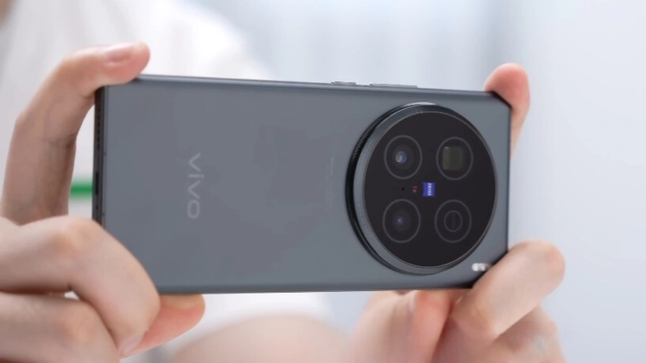 "لو محتار قارن بنفسك".. مقارنة شاملة بين هاتف vivo X100 Ultra وهاتف Samsung Galaxy A55 5 “لو محتار قارن بنفسك”.. مقارنة شاملة بين هاتف vivo X100 Ultra وهاتف Samsung Galaxy A55