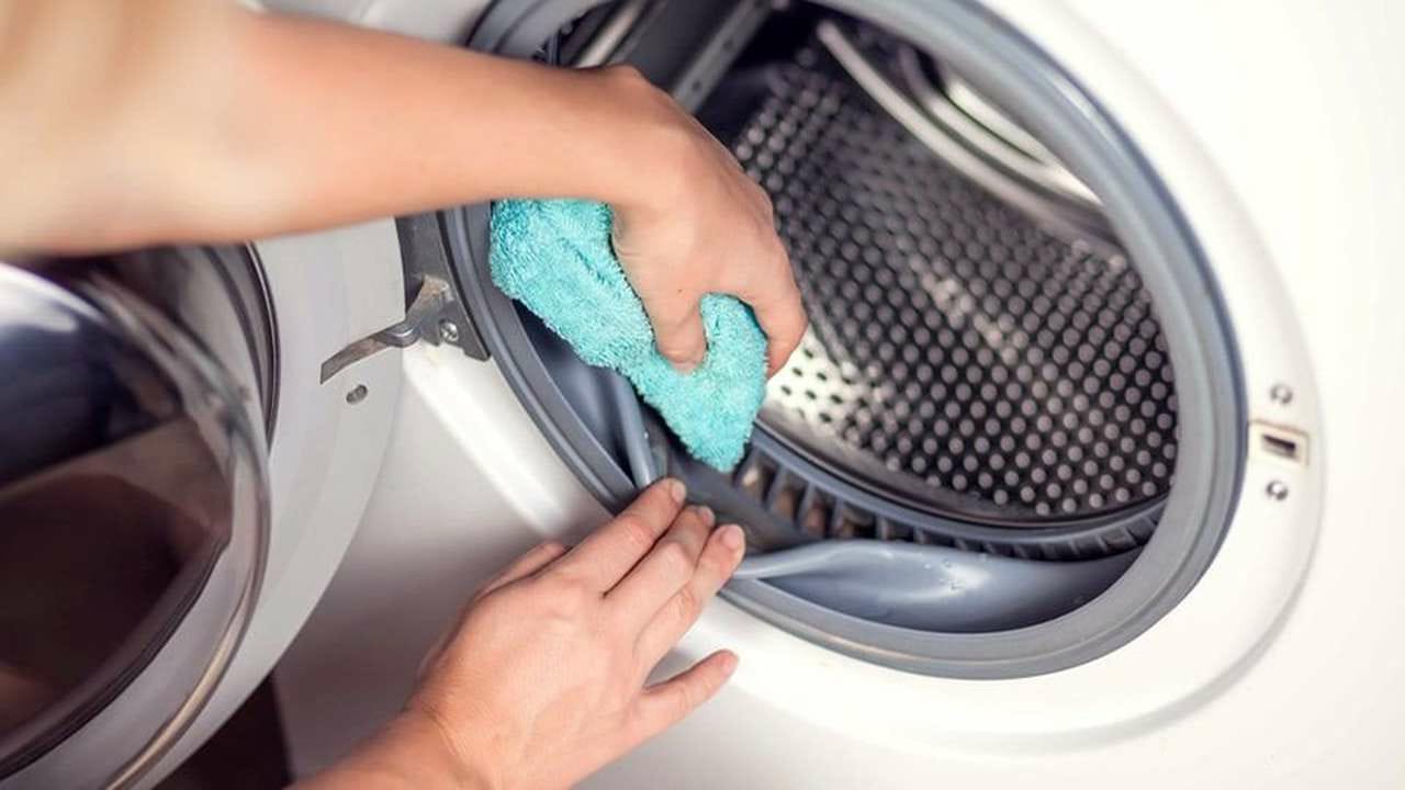 تنظيف الغسالة والتخلص من الرائحة الكريهة والرواسب بطريقة سهلة وسريعة