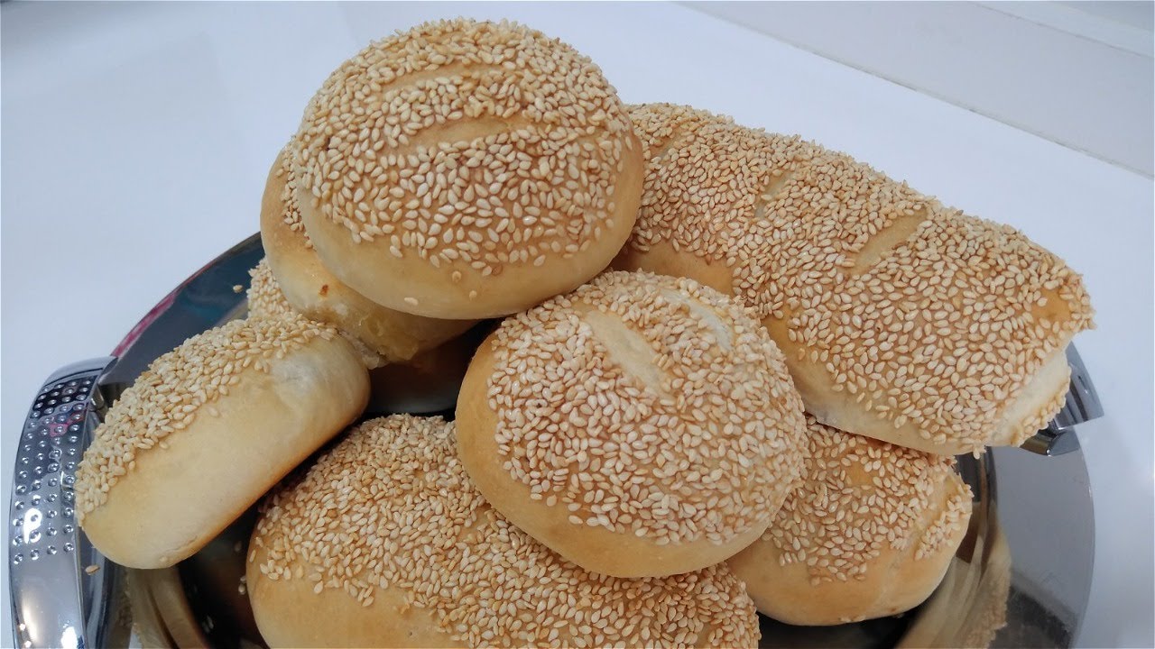 طريقة عمل فطائر السمسم الطرية بعجينة قطنية .. وصفة لذيذة وسهلة التحضير بطعم رائع ورائحة مميزة