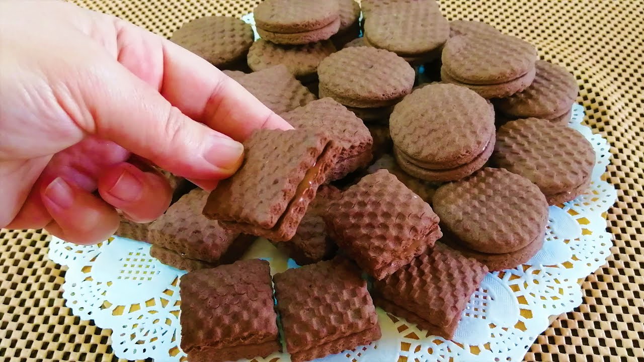 استمتعي بمذاق غني بسكويت الكاكاو الهش بخطوات بسيطة في المنزل بكل سهولة واتسلي باحلى تحلية