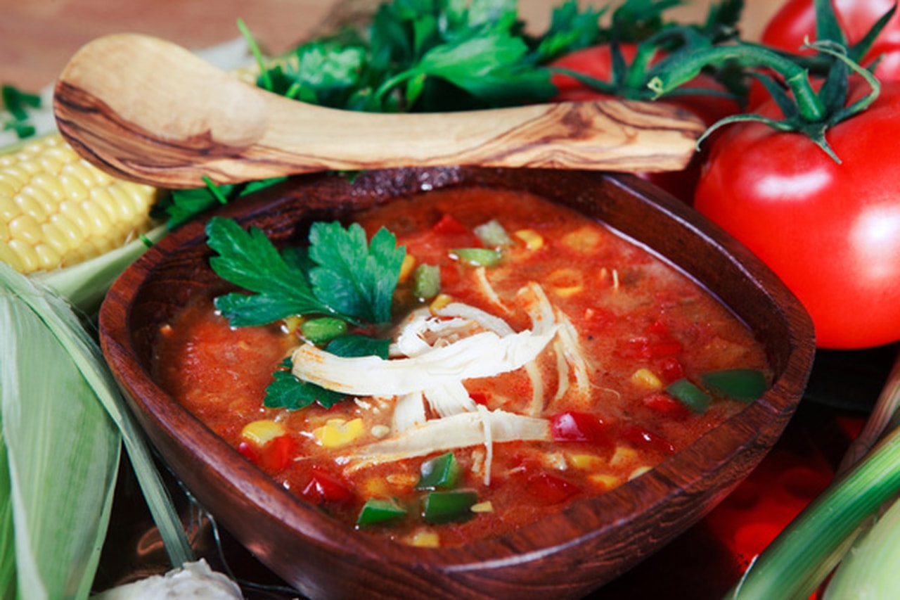مكونات وخطوات عمل شوربة الدجاج الحارة المكسيكية الرائعة في المنزل بسهولة