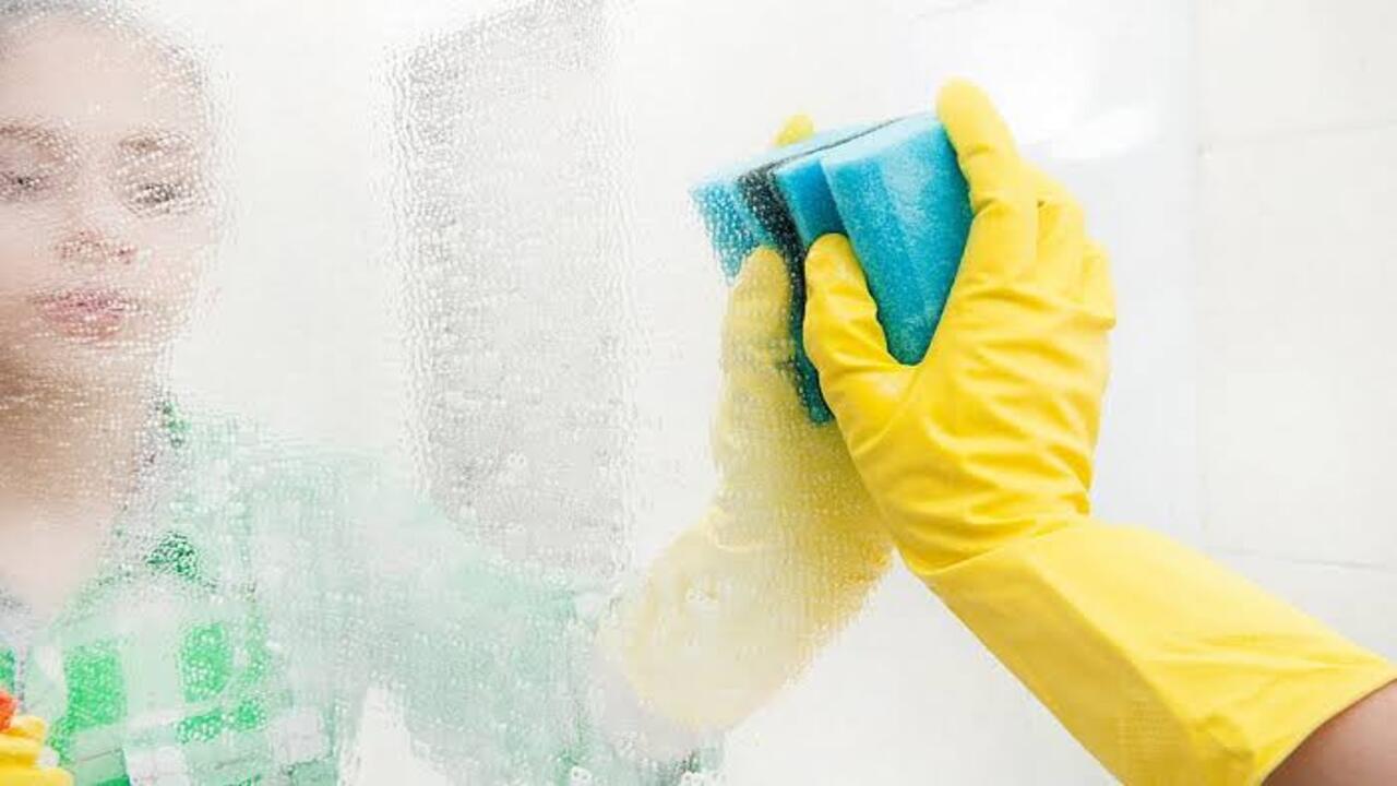 طرق فعالة لتنظيف وتلميع الزجاج بمكونات متوفرة في المنزل