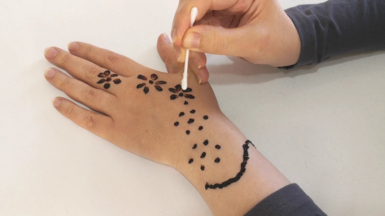 هتعمليها بكل سهوله... طريقة رسم الحناء في البيت بكل سهوله بأشكال مختلفة وحضريه 5 هتعمليها بكل سهوله… طريقة رسم الحناء في البيت بكل سهوله بأشكال مختلفة وحضريه