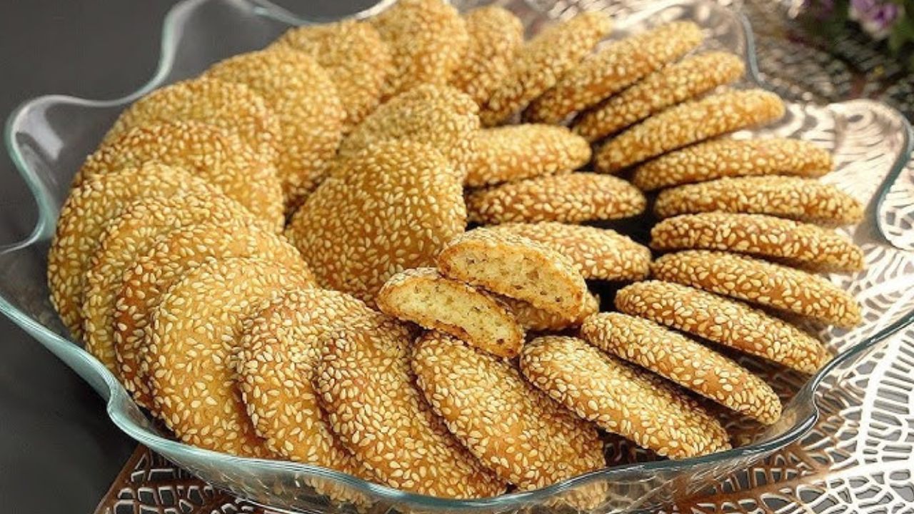 البسكويت بالسمسم بوصفة لذيذة وهشة أحلى من الجاهز المباع في الأفران