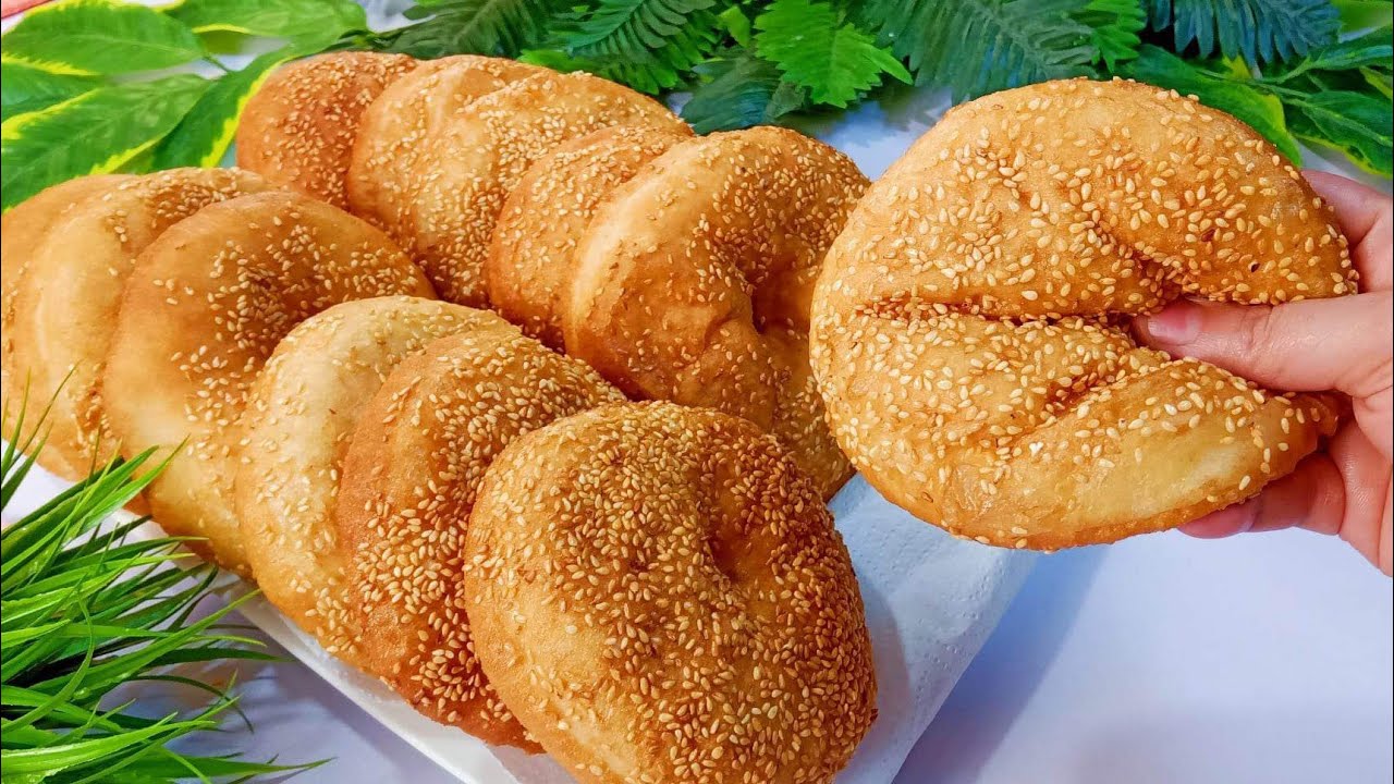 هتقومي حالاً تعمليها .. فطائر قطنية بالسمسم بدون فرن أو بيض أو زبدة أو حليب في الطاسة هشة وطرية