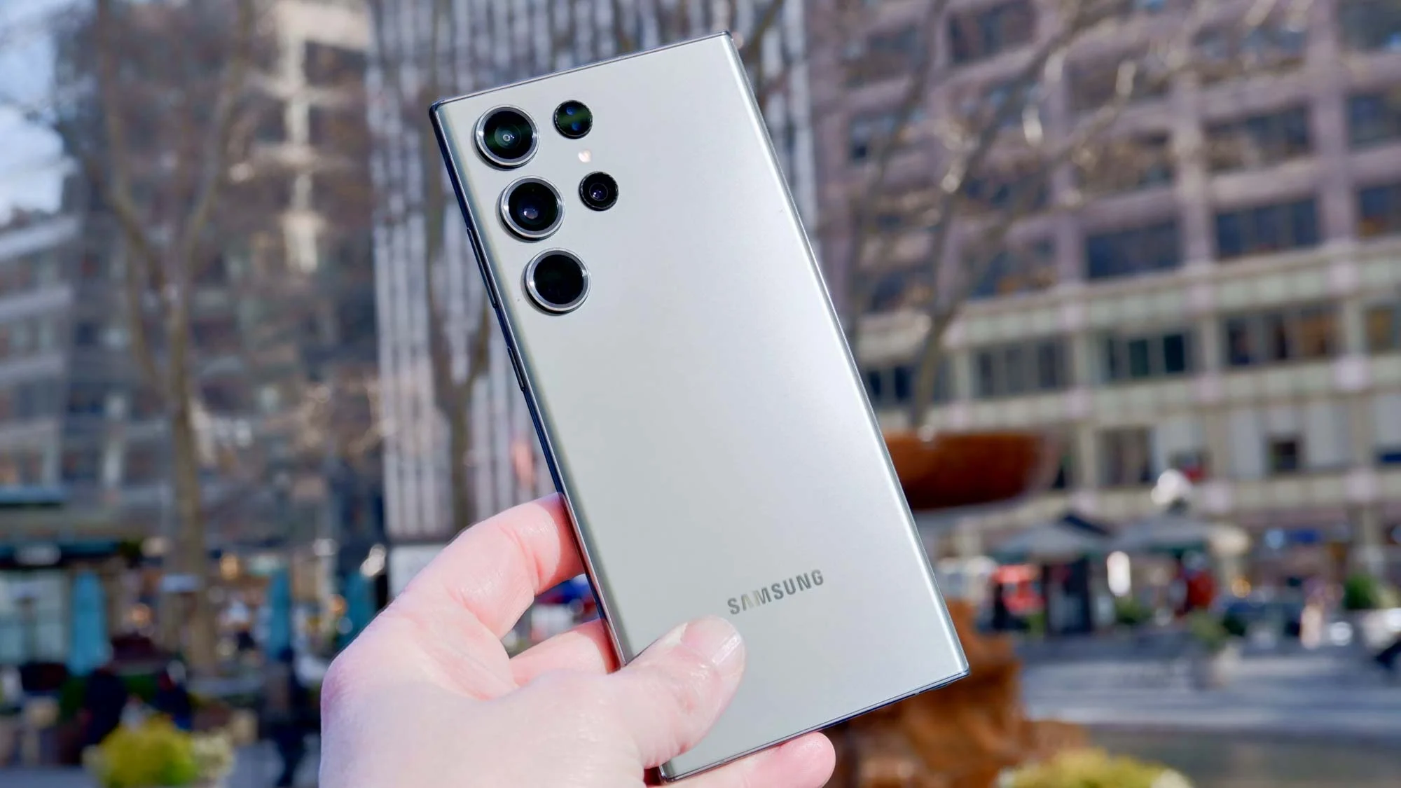بظهر من الزجاج محمي بجوريلا فيكتس 2 مع إطار من معدن الألمونيوم .. مواصفات هاتف “Samsung Galaxy S23 Ultra”