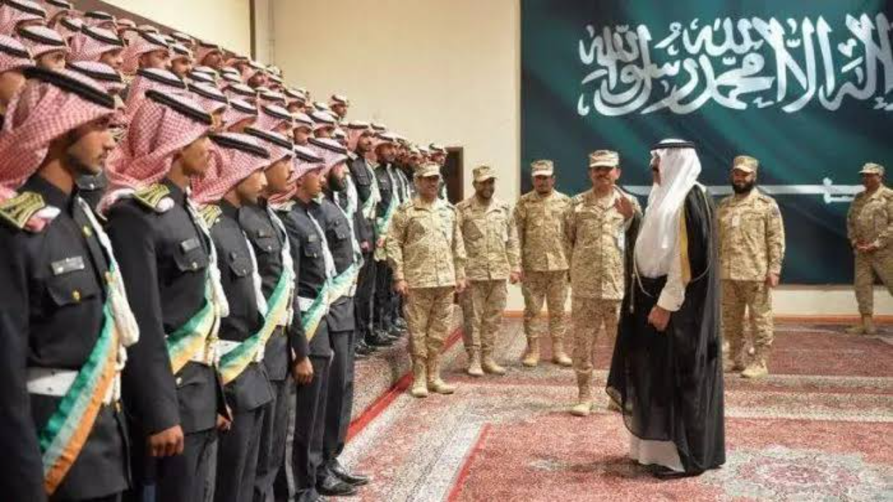 شروط التسجيل في دورة الضباط للجامعيين كلية الملك خالد