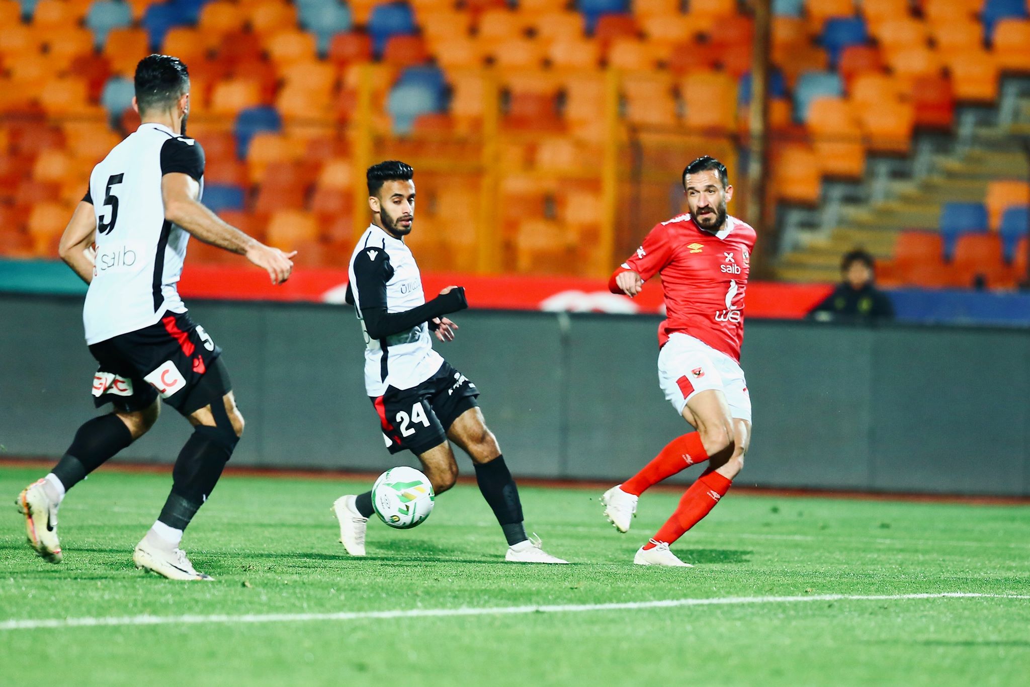 تعرف على صفارة مباراة الاهلي وبيراميدز بالدوري المصري 2024 5 تعرف على صفارة مباراة الاهلي وبيراميدز بالدوري المصري 2024